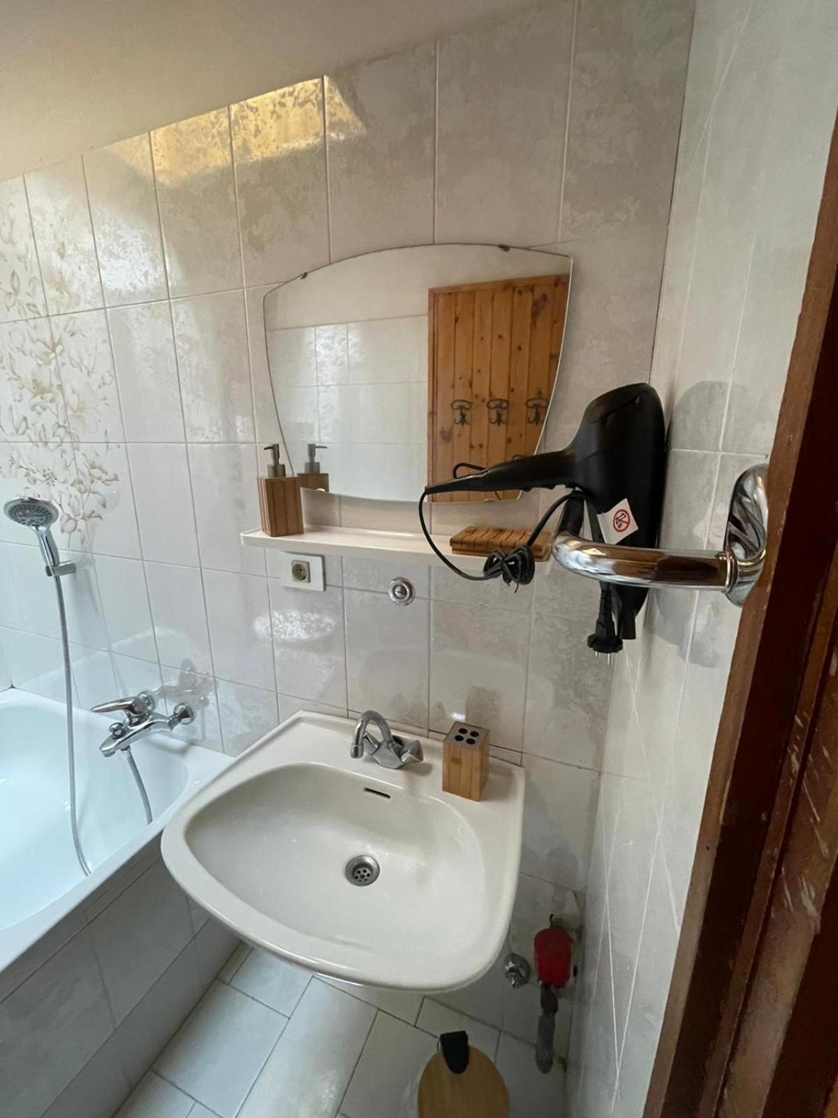 Picchio Rosso - Stanza Privata Con Bagno In Val Di Fassa Hotell Pera Eksteriør bilde