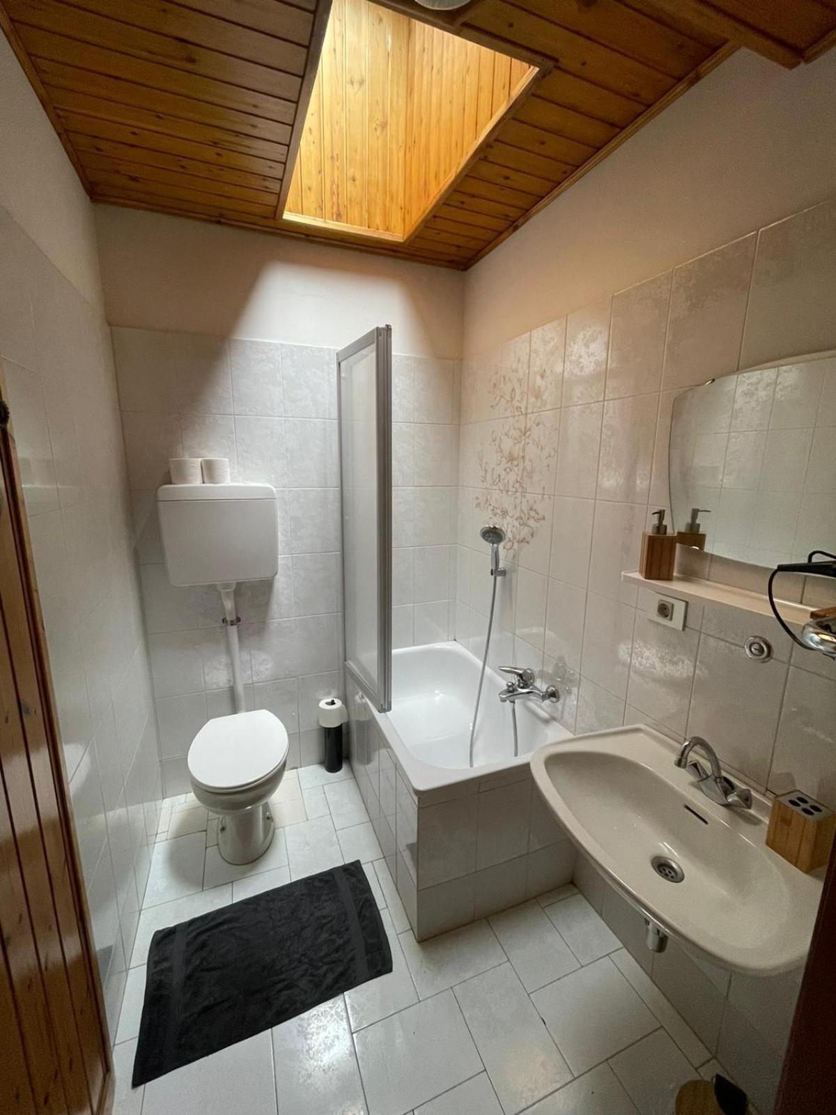 Picchio Rosso - Stanza Privata Con Bagno In Val Di Fassa Hotell Pera Eksteriør bilde